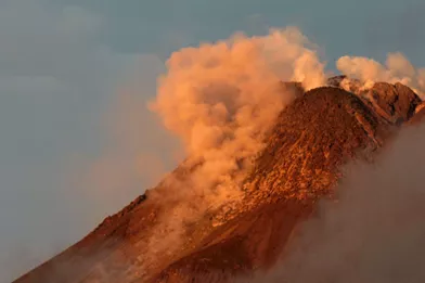 Le volcan Merapi en éruption, photographié depuisMagelang, sur l'île de Java (Indonésie).