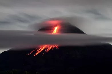Le volcan Merapi en éruption, photographié depuisMagelang, sur l'île de Java (Indonésie).