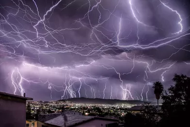 Le 29 mai 2020, le photographe et chasseur de tempêtes, Edgar Lima, 55 ans, a immortalisé cet incroyable déluge d’éclairs.