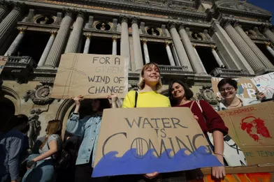 Juste avant le départ de la marche, ils étaient environ 200 devant l'Opéra, tenant des pancartes &quot;Sauve la Terre, mange un lobbyiste&quot;, &quot;Water is coming&quot; ou scandant le slogan &quot;on est plus chaud que le climat&quot;.
