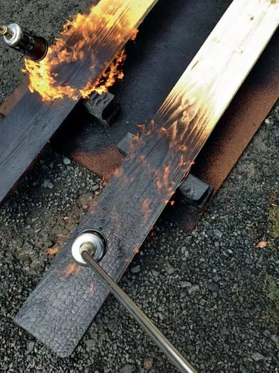 La technique de brûlage découverte au Japon par les fondateurs de Novablok offre au bardage une durée de vie de 80 ans