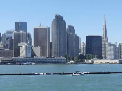Le système de l'Ocean Cleanup, quittant San Francisco pour nettoyer le Pacifique de ses plastiques.