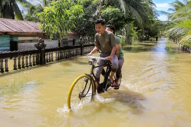 Dans la ville inondée deLhok Sukon, sur l'île de Sumatra, en Indonésie.