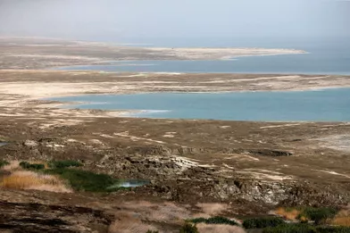 La mer Mortea perdu un tiers de sa surface depuis 1960.Les eaux bleues se retirent d'environ un mètre chaque année, laissant derrière elles un paysage lunaire, une terre blanchie par le sel etperforée de trous béants.