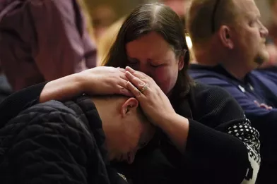 Les larmes du Michigan après la fusillade survenue au lycée d'Oxford mardi.