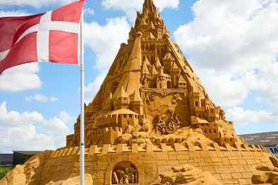 Du haut de ses 21,16 mètres et richement décoré, le château de sable deBlokhus est le plus grand du monde.