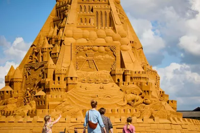 Du haut de ses 21,16 mètres et richement décoré, le château de sable deBlokhus est le plus grand du monde.