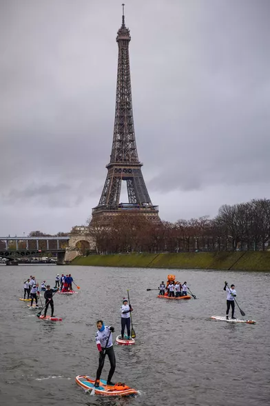 Lors de la course de paddle sur la Seine à Paris, le 5 décembre 2021.