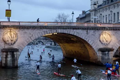 Lors de la course de paddle sur la Seine à Paris, le 5 décembre 2021.