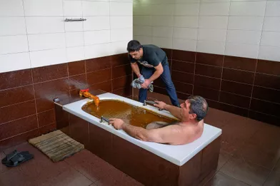ANaftalan, en Azerbaïdjan, le bain de pétrole est au programme d'une cure étonnante depuis des décennies.