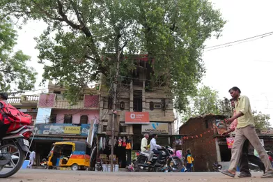 Le figuier, appelé &quot;pipal&quot; en hindi, est considéré comme sacré enInde. En couper un est perçu comme de mauvais augure. Alors, une famille a décidé d'agrandir sarésidence de trois étages de la ville de Jabalpur autour d'un arbre.