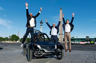 A Paris, le trio des vainqueurs, place de la Concorde, saute déjà de joie avant le départ. De g. à dr., Bruno Vezzoli, le pilote, Jérôme Dauffy, fondateur de la société Vaylon, et Jérémy Foiche, directeur technique.