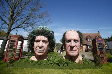 Deux statues en terre cuite de la reine Elizabeth II et du prince Philip à Windsor, en avril 2016.