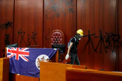 Un drapeau colonial de Hong Kong, déployé à l'intérieur de l'hémicycle du Parlement, lundi soir.