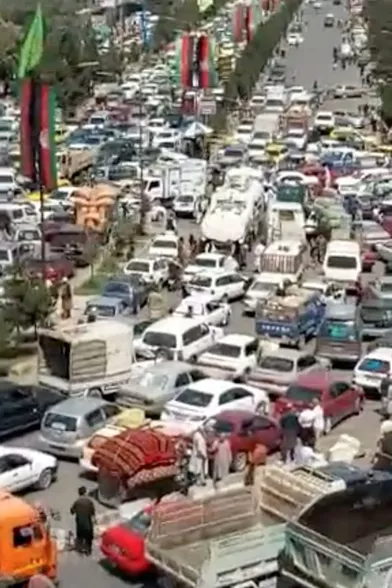 Des embouteillages à Kaboul, le 16 août 2021.