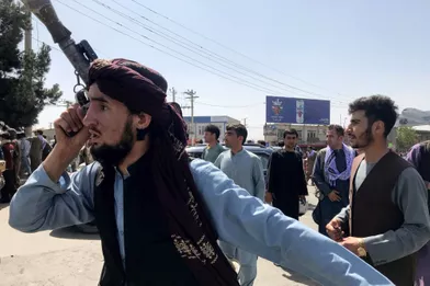 Un taliban surveille les abords de l'aéroport de Kaboul, le 16 août 2021.