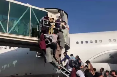 Des Afghans tentent tout pour fuir leur pays. Ici à l'aéroport de Kaboul, le 16 août 2021.