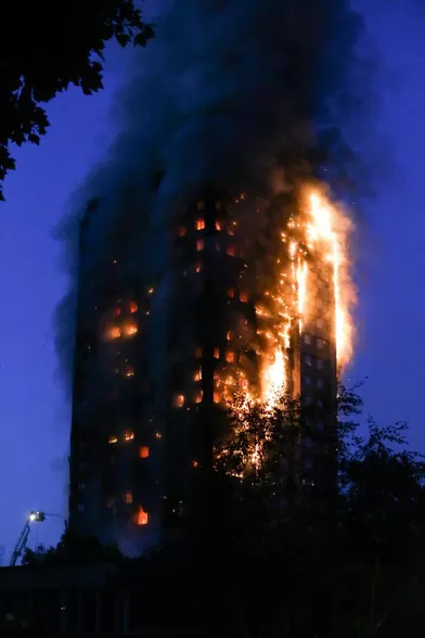 Au petit matin, les flammes dévoraient encore la Grenfell Tower.