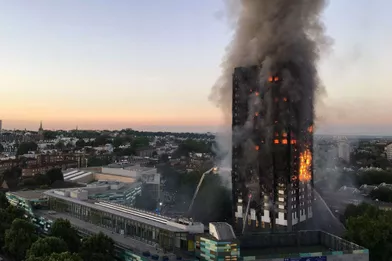 Alors que le soleil se levait sur Londres, mercredi matin, l'immeuble brûlait encore.