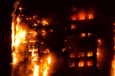 Deux cents pompiers de la London Fire Brigade ont été mobilisés pour faire face au désastre.