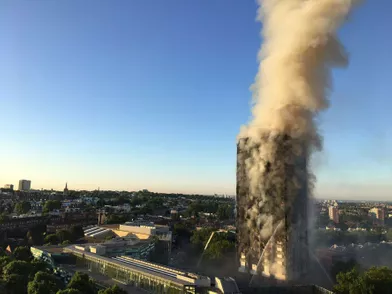 Plusieurs heures après le début de l'incendie, une énorme colonne de fumée s'échappait encore de la Grenfell Tower.