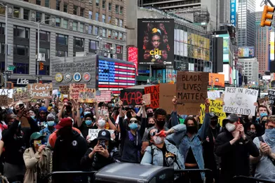 En marge de manifestations pacifistes, des pillages ont poussé le maire de New York à prolonger le couvre-feu dans la ville qui ne dort jamais.