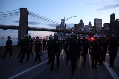 En marge de manifestations pacifistes, des pillages ont poussé le maire de New York à prolonger le couvre-feu dans la ville qui ne dort jamais.