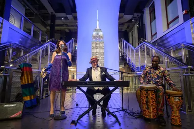 Des musiciens à l'Empire State Building.