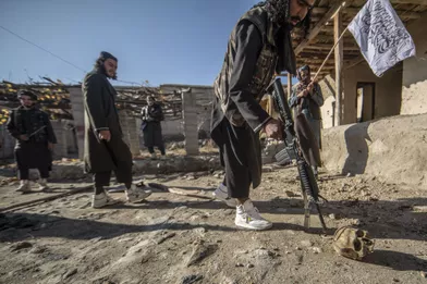 Dans les environs de Zawa. Les talibans ont tué plusieurs combattants de Daech dans cette maison. Ils laissent les chiens déchiqueter les cadavres. 