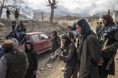Patrouille à Zawa, dans la province du Nangarhar, dans l’est du pays, le 13 décembre. Les talibans ont repris la zone à Daech en octobre. Sur le drapeau, la chahada, la profession de foi musulmane. 