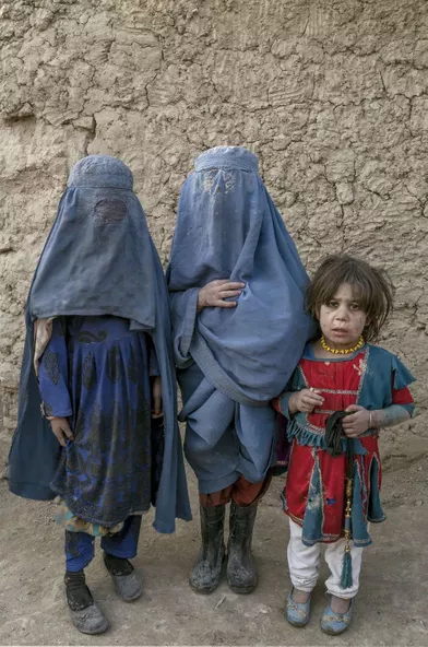  Dans un camp de déplacés, à Kaboul. Ces fillettes viennent du Helmand, une région ultra-conservatrice où on les « habitue »à la burqa, avant de l’imposer dès l’âge de 9 ans. 