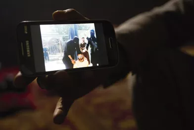 Une vidéo d’exécution sur un téléphone portable. Elle a été envoyée par les terroristes.