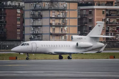L'avion de Cesare Battisti arrive à Rome.