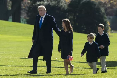 Donald Trump de retour à la Maison-Blanche avec ses trois petits-enfants Arabella, Joseph et Theodore, le 29 novembre 2020.