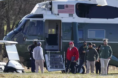 Donald Trump avec ses fils Donald Jr et Eric au Trump National Golf Club de Sterling, en Virginie, le 29 novembre 2020.