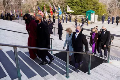 Michelle et Barack Obama, Laura et George W. Bush, Hillary et Bill Clintonau cimetière national d'Arlington, le 20 janvier 2021.