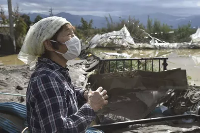 Une femme constate les dégâts à Nagano