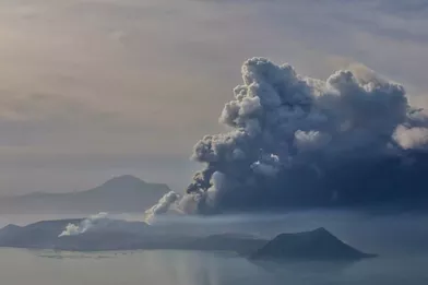 Aux Philippines, la crainte d'une éruption &quot;explosive&quot; du volcan Taal, le 13 janvier 2020.