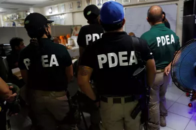 L'Agence philippine anti-drogue est envoyée sur le terrain, en complément de la police, à nouveau impliquée dans la lutte contre la drogue après en avoir été écartée pour cause de bavures.