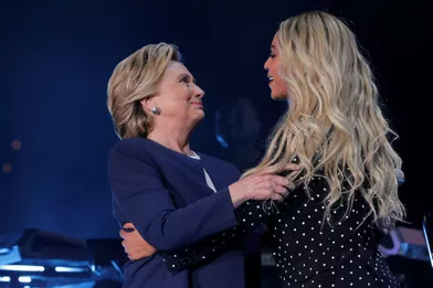 Hillary Clinton et Beyoncé sur la scène de Cleveland, le vendredi 4 novembre 2016.