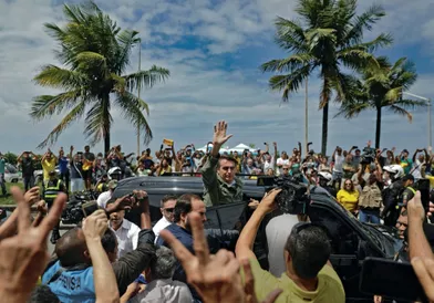 Rio de Janeiro, le 28 octobre. Jair Bolsonaro sort du bureau de vote. Quelques heures plus tard, il est élu président avec 55,1 % des voix.