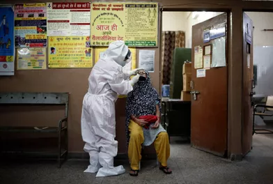Une personne est testée au Covid-19 à New Delhi.