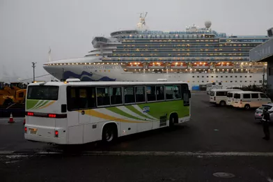 Les Etats-Unis ont commencé à évacuer dans la nuit de dimanche à lundi des ressortissants américains en quarantaine au large des côtes du Japon à bord duDiamond Princess.