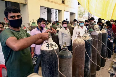 APrayagraj, dans l'Etatd’Uttar Pradesh, les habitants ont réquisitionnédes bonbonnesd'oxygène à usage industriel pour sauver leurs proches.
