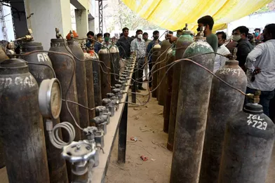 APrayagraj, dans l'Etatd’Uttar Pradesh, les habitants ont réquisitionnédes bonbonnesd'oxygène à usage industriel pour sauver leurs proches.