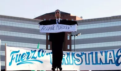 Une figurine de Nestor Kirchner tient une pancarte &quot;Accroche-toi, Brunette&quot;.