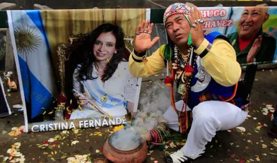 Un chaman effectuant un rituel pour souhaiter bonne santé à Cristina Kirchner et Hugo Chavez.