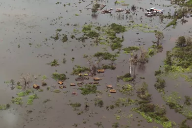 Des rescapés ont trouvé refuge dans des arbres, d'autres sur les toits en attendant les secours. Mais le cyclone Idai afait au moins 173 mortsau Mozambique et au Zimbabwe.