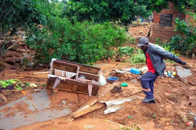 Des rescapés ont trouvé refuge dans des arbres, d'autres sur les toits en attendant les secours. Mais le cyclone Idai afait au moins 173 mortsau Mozambique et au Zimbabwe.
