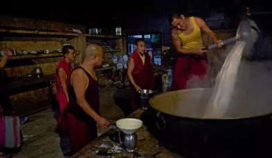 A partir de 3 heures du matin, les moines préparent le pain. Il en faut des tonnes pour satisfaire la foule.